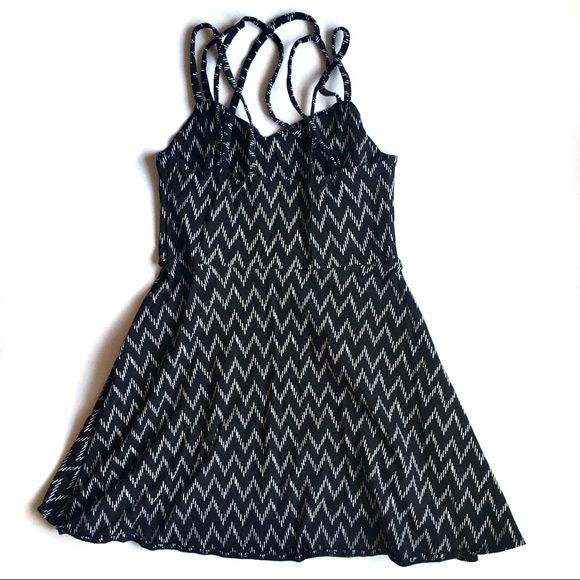 Women’s black and zig-zag pattered dress in small - Picture 7 of 9